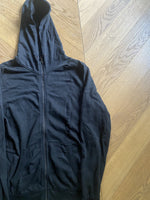 Charger l&#39;image dans la galerie, Charlotte Pirroni Homme gilet Zara noir à capuche
