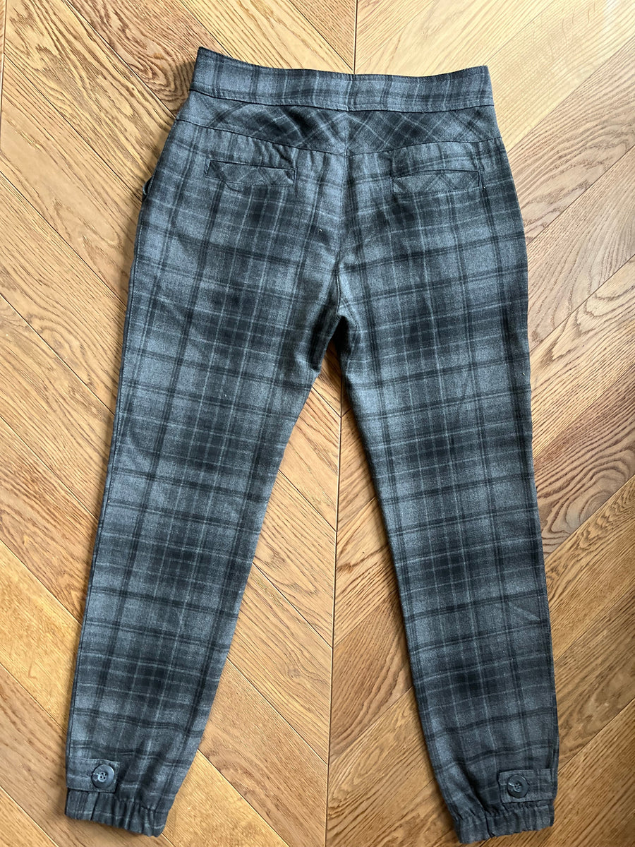 Poses Jeune Fille En Legging Fille Mince Saine Caucasienne En