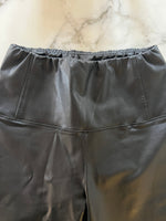 Charger l'image dans la galerie, Lucie Gabossi - AllSaints Short simili cuir
