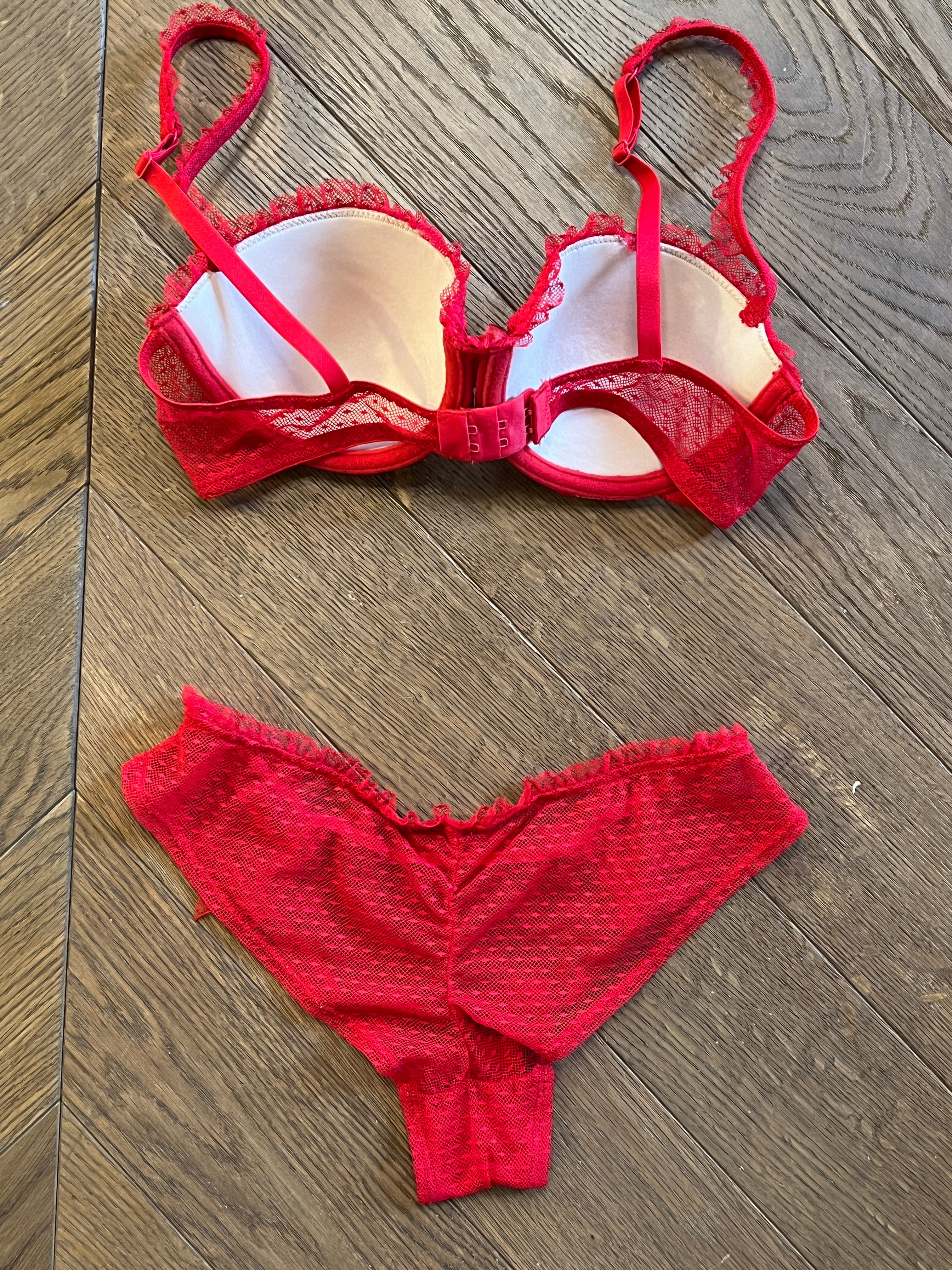 Marine Lorphelin Lingerie en dentelle rouge