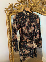Charger l'image dans la galerie, Sézane - Robe noire à motifs beige
