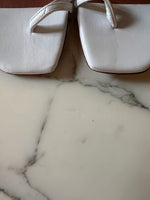 Charger l'image dans la galerie, Lucie Gabossi - Amina Muaddi Sandales Blanches
