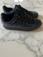 Charger l'image dans la galerie, Lucie Gabossi - Balenciaga - Baskets Arena bleu marine P.39
