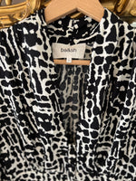 Charger l'image dans la galerie, Robe Ba&amp;sh longue blanche et noire à boutons
