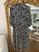 Charger l'image dans la galerie, Robe Ba&amp;sh longue blanche et noire à boutons
