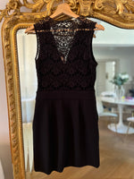 Charger l&#39;image dans la galerie, Robe Claudie Pierlot haut en dentelle noire et noeud

