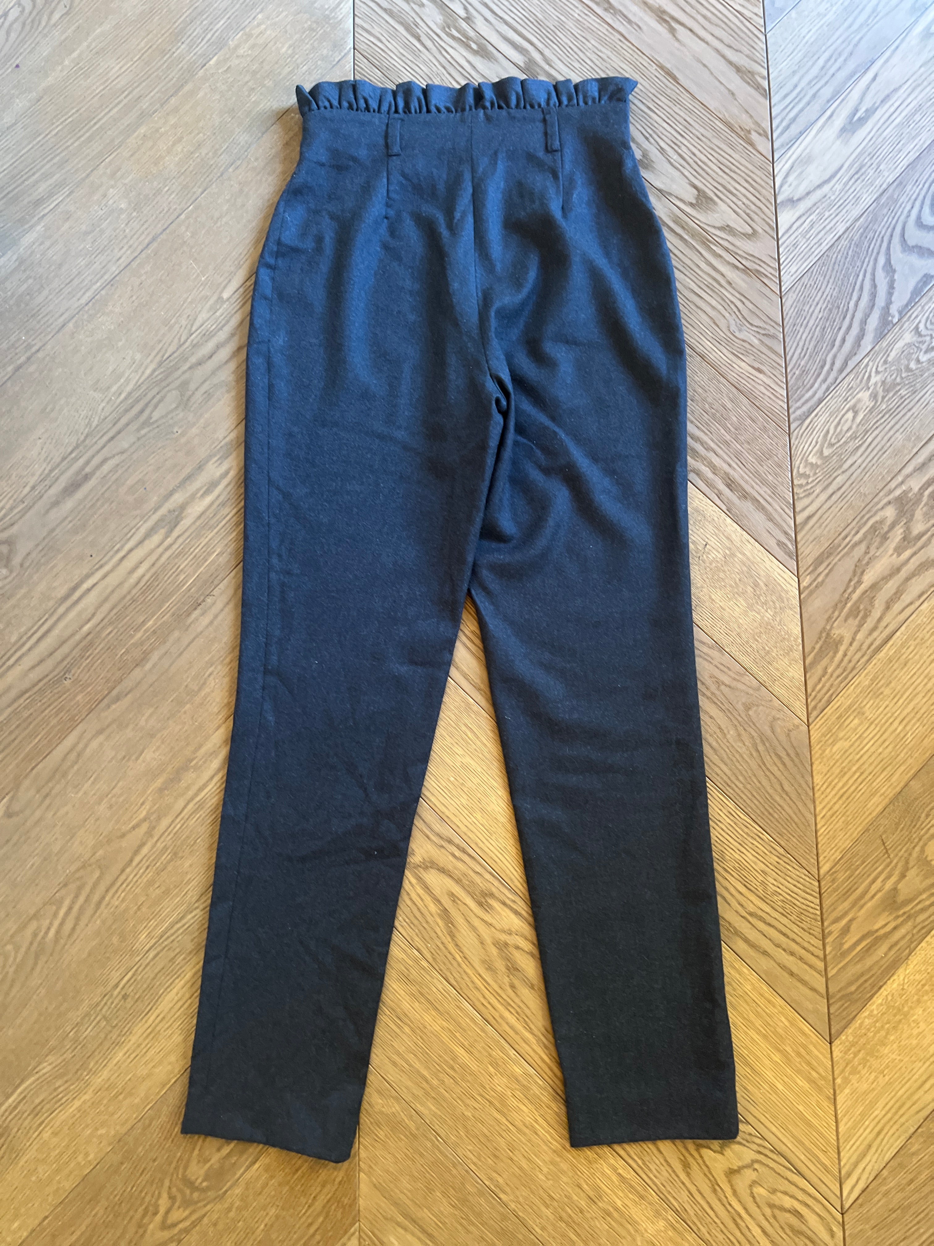 Pantalon Uterque en laine avec volant taille