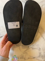 Charger l'image dans la galerie, Lucie Gabossi - Claquettes enfant Adidas noires T.37
