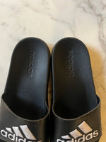 Charger l'image dans la galerie, Lucie Gabossi - Claquettes enfant Adidas noires T.37
