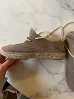 Charger l'image dans la galerie, Lucie Gabossi - Espadrilles beige à lacets T.35
