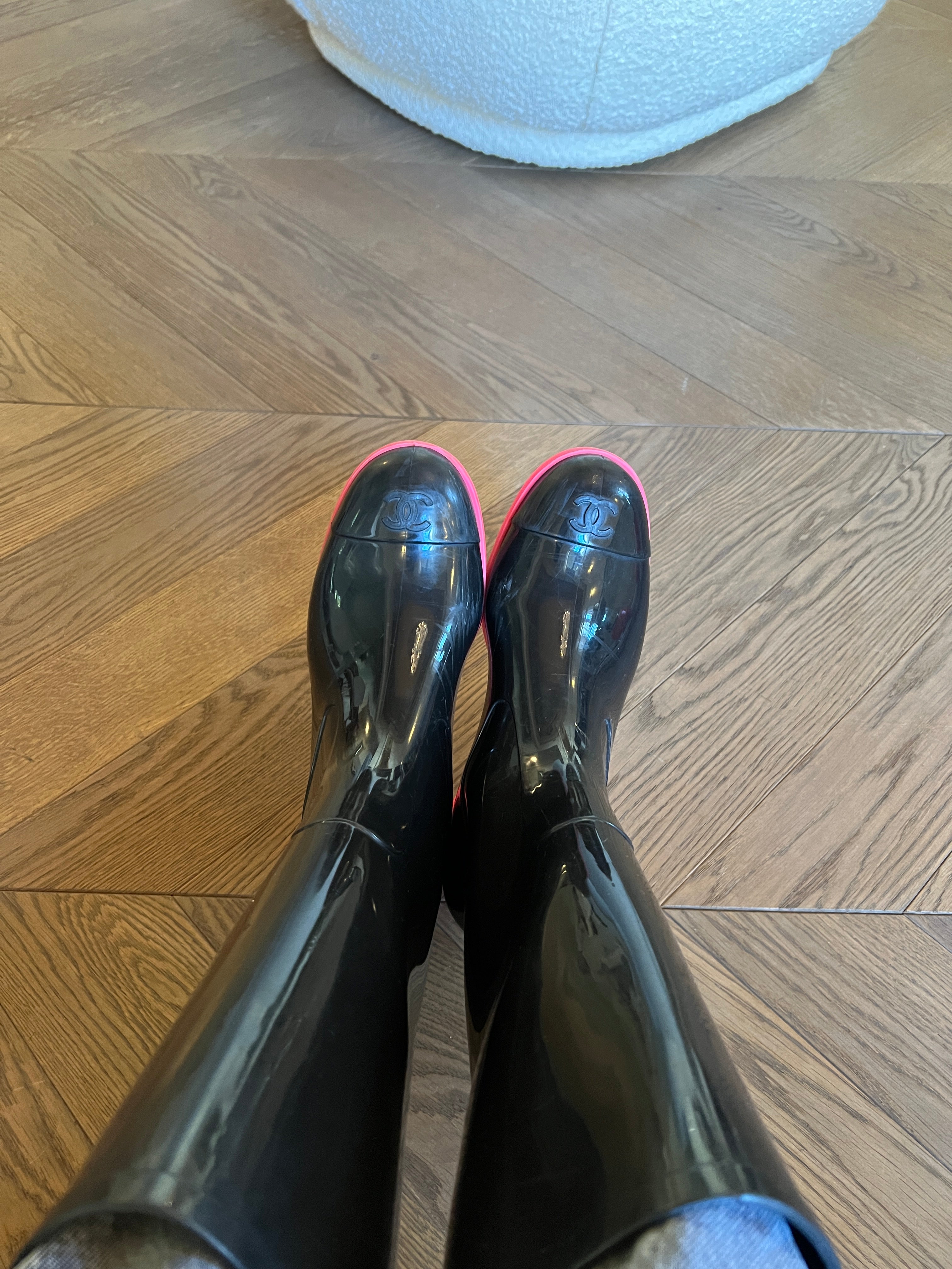 Bottes de pluie Chanel noir et rose