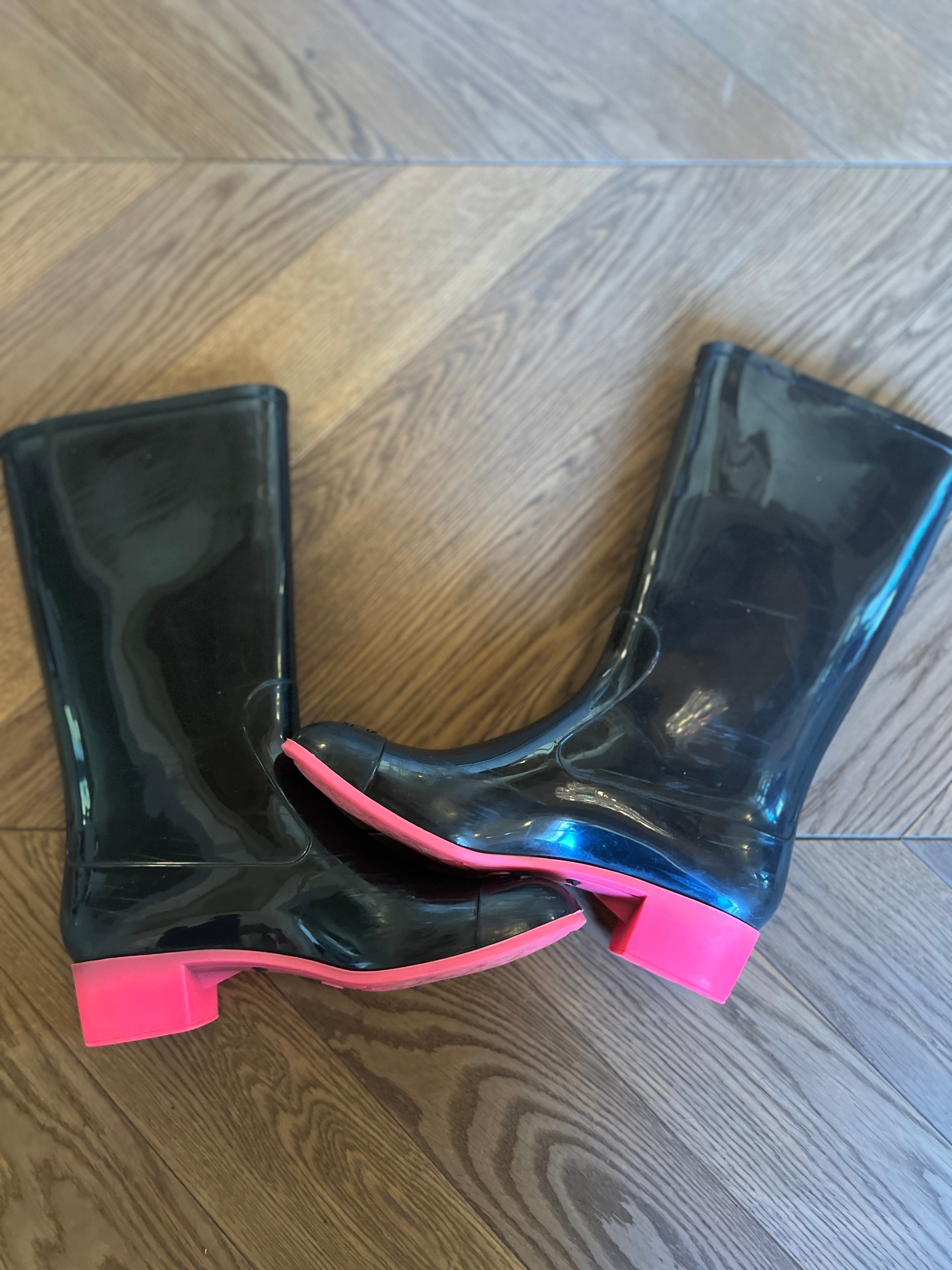 Bottes de pluie Chanel noir et rose