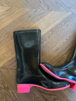 Charger l&#39;image dans la galerie, Bottes de pluie Chanel noir et rose
