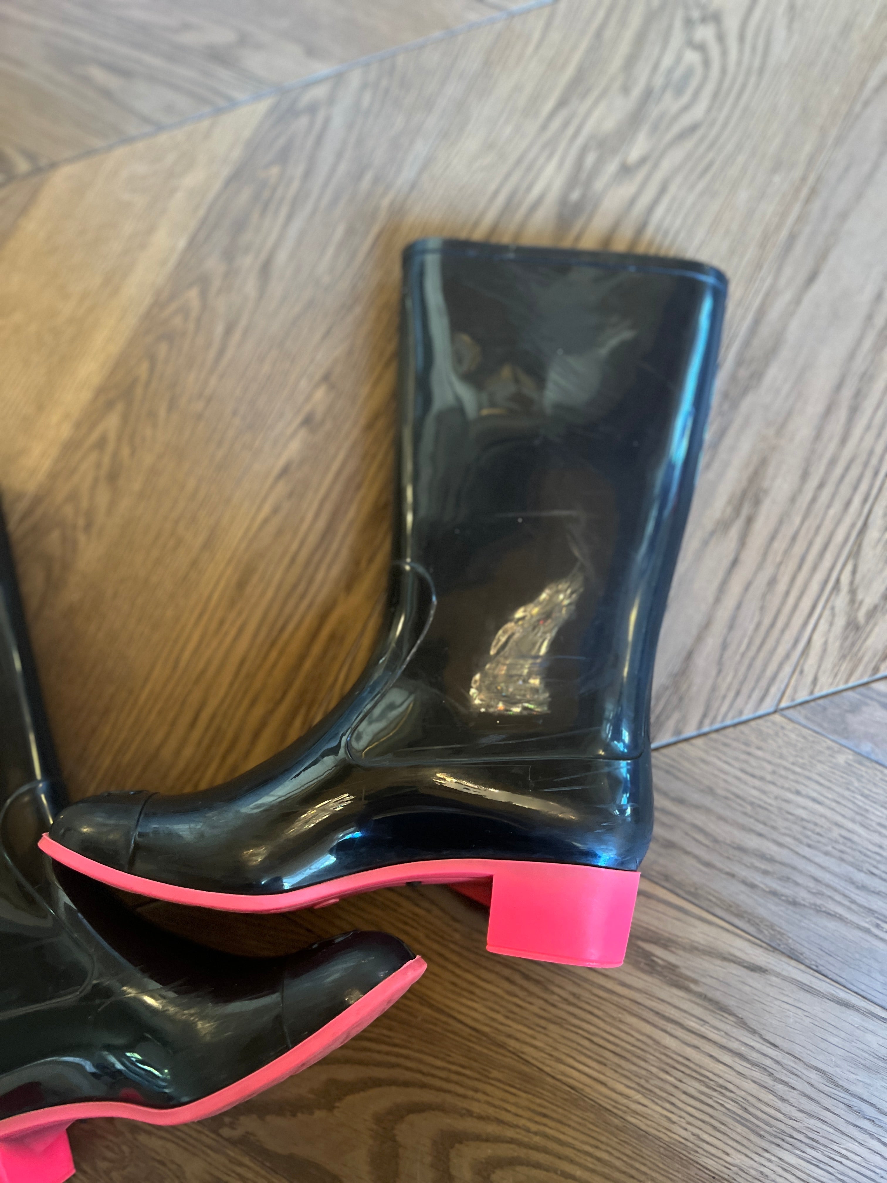 Bottes de pluie Chanel noir et rose