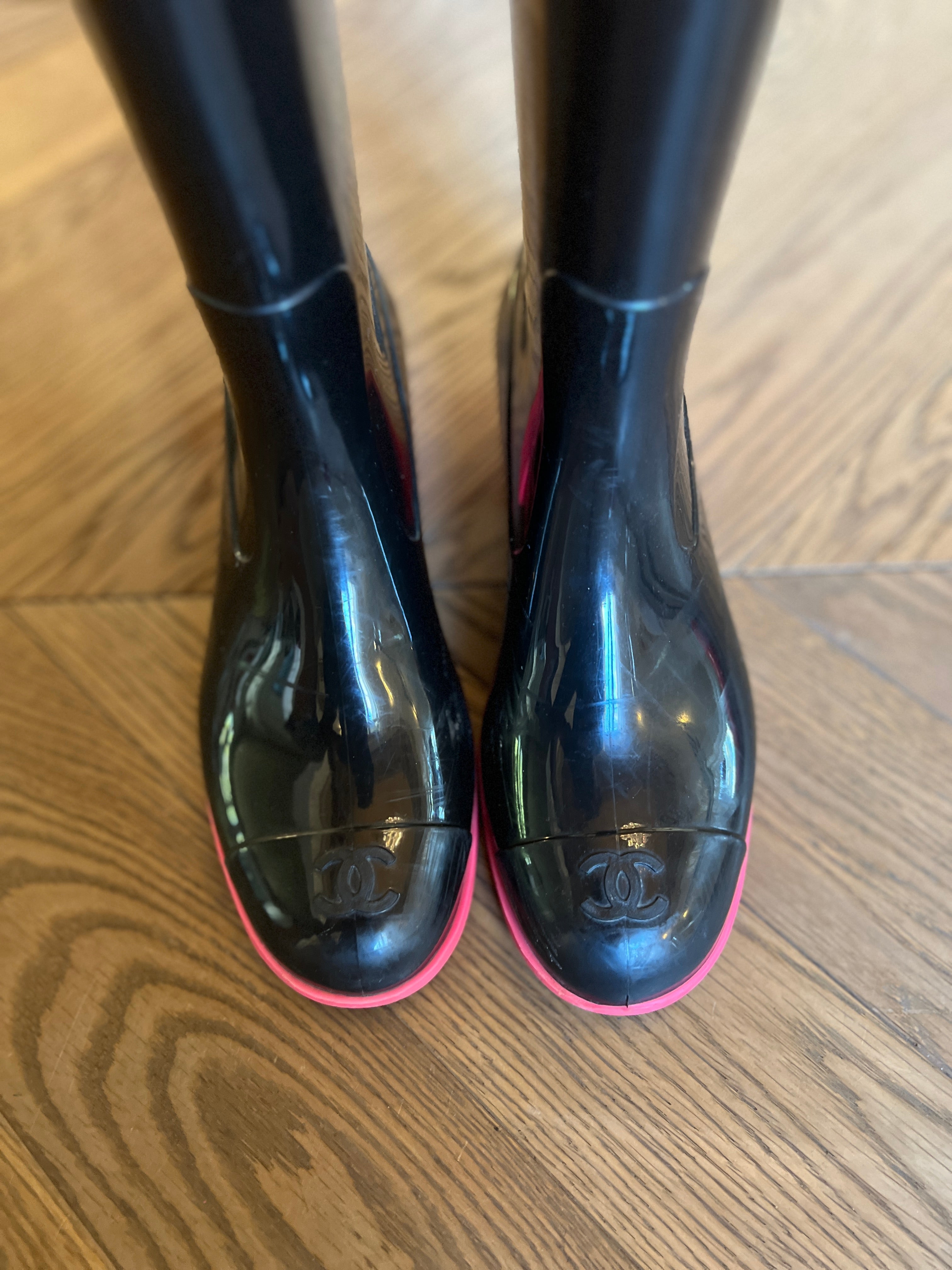 Bottes de pluie Chanel noir et rose