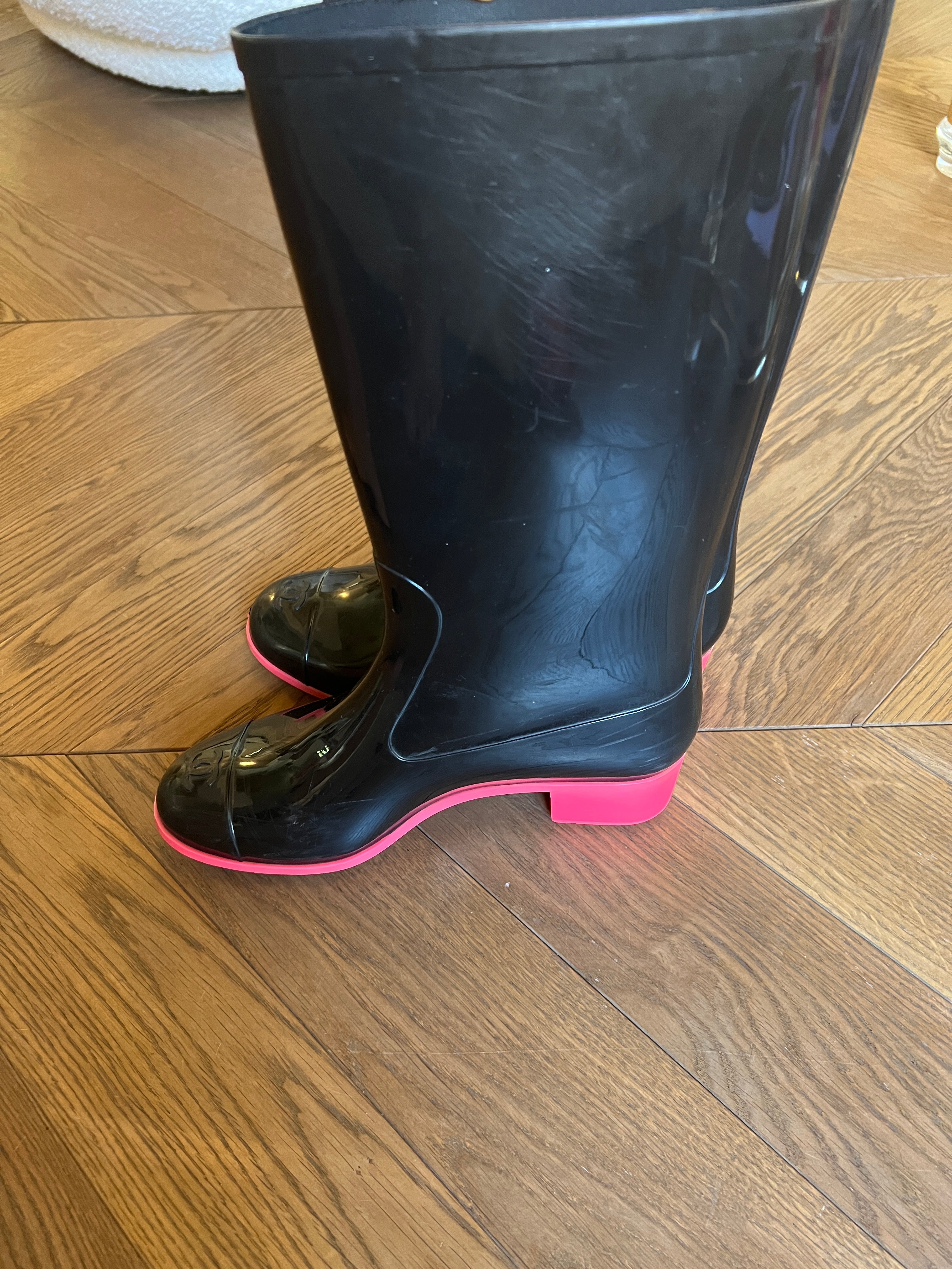 Bottes de pluie Chanel noir et rose