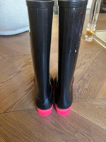 Charger l&#39;image dans la galerie, Bottes de pluie Chanel noir et rose
