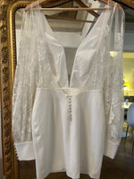 Charger l'image dans la galerie, Lucie Gabossi - Rime Arodaky Robe blanche manches en tulle brodé fleuri
