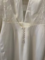 Charger l'image dans la galerie, Lucie Gabossi - Rime Arodaky Robe blanche manches en tulle brodé fleuri
