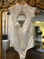 Charger l'image dans la galerie, Lucie Gobassi - Simone Pérèle Body symphanie blanc satiné Neuf T1
