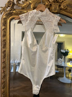Charger l'image dans la galerie, Lucie Gobassi - Simone Pérèle Body symphanie blanc satiné Neuf T2
