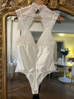 Charger l'image dans la galerie, Lucie Gobassi - Simone Pérèle Body symphanie blanc satiné Neuf T2
