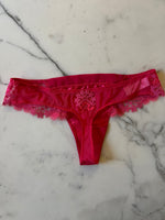 Charger l'image dans la galerie, Lucie Gabossi - Simone Pérèle String fushia T1
