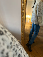 Charger l&#39;image dans la galerie, Veste Claudie Pierlot matelassée blanche à motifs bleus
