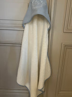 Charger l'image dans la galerie, 10 Novembre - 10 Novembre - Cape de bain bleu Neuve Sacha T.U
