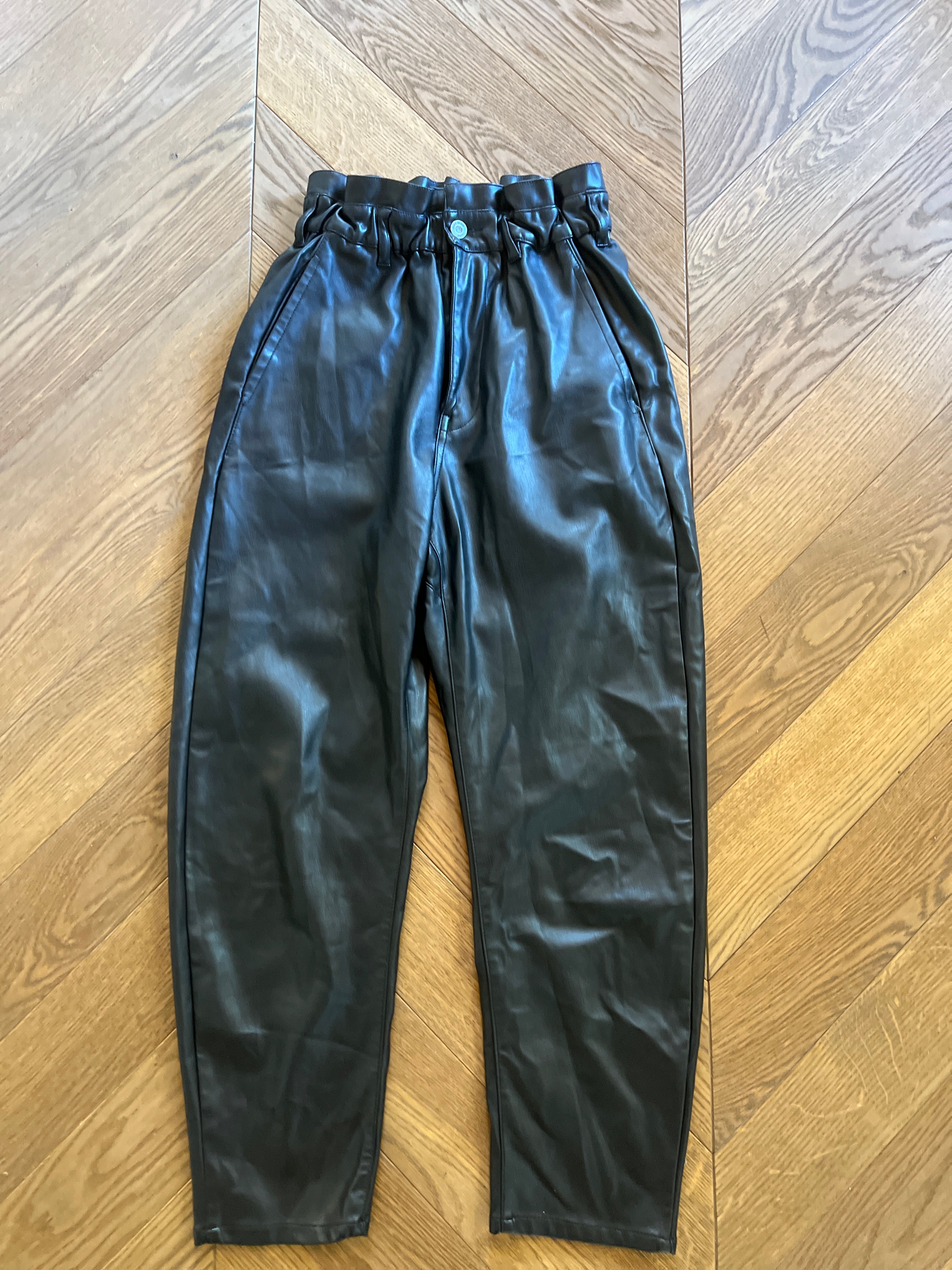 Pantalon taille froncée simili cuir Zara