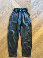 Charger l&#39;image dans la galerie, Pantalon taille froncée simili cuir Zara
