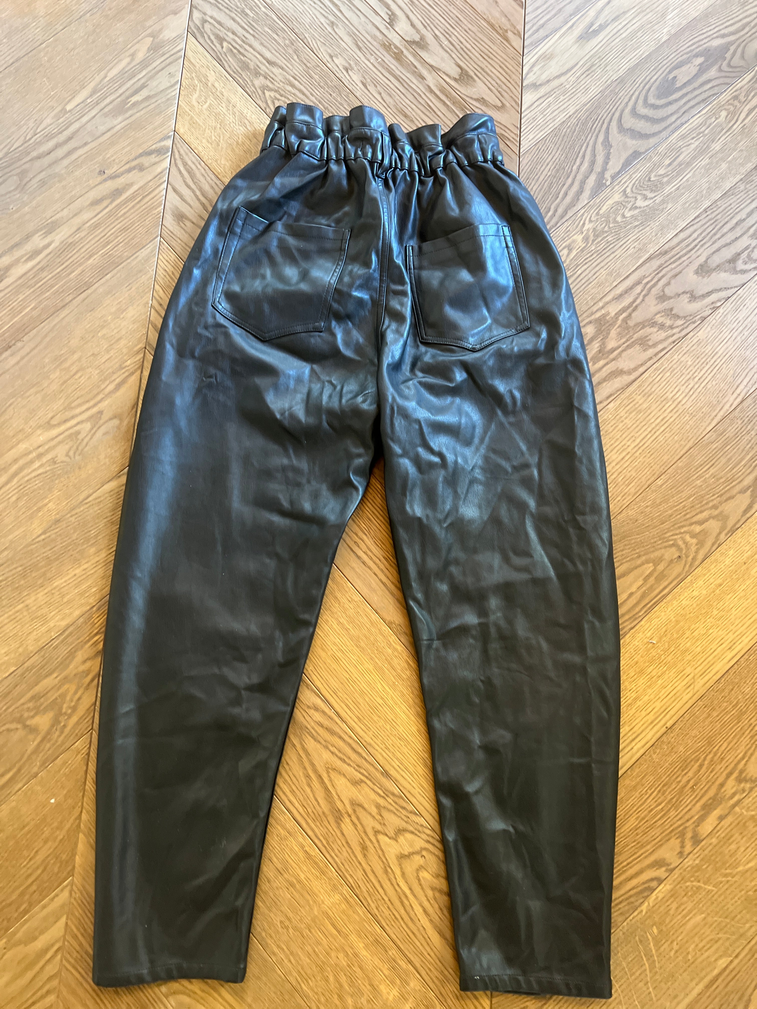 Pantalon taille froncée simili cuir Zara