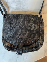 Charger l&#39;image dans la galerie, Marine Lorphelin Sac besace IKKS effet serpent
