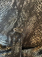 Charger l&#39;image dans la galerie, Marine Lorphelin Sac besace IKKS effet serpent
