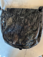 Charger l&#39;image dans la galerie, Marine Lorphelin Sac besace IKKS effet serpent
