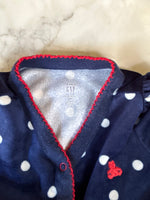 Charger l&#39;image dans la galerie, Pyjama en velour bleu à pois blanc avec détails rouges 9 mois
