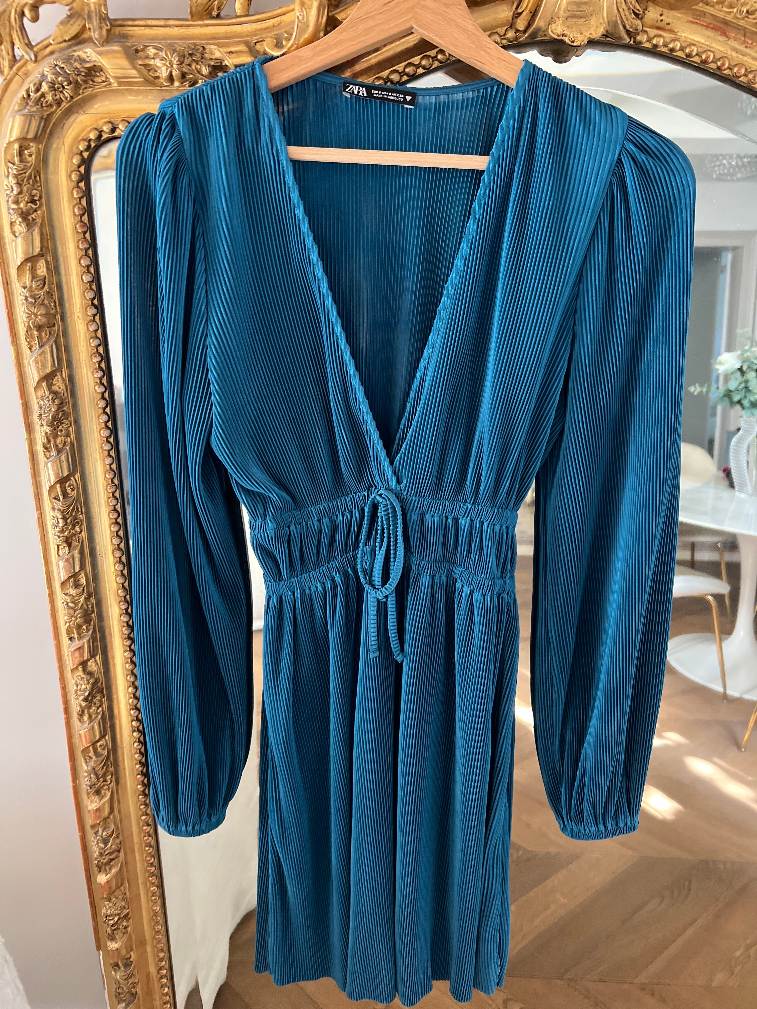 Marine Lorphelin Robe Zara bleu plissée
