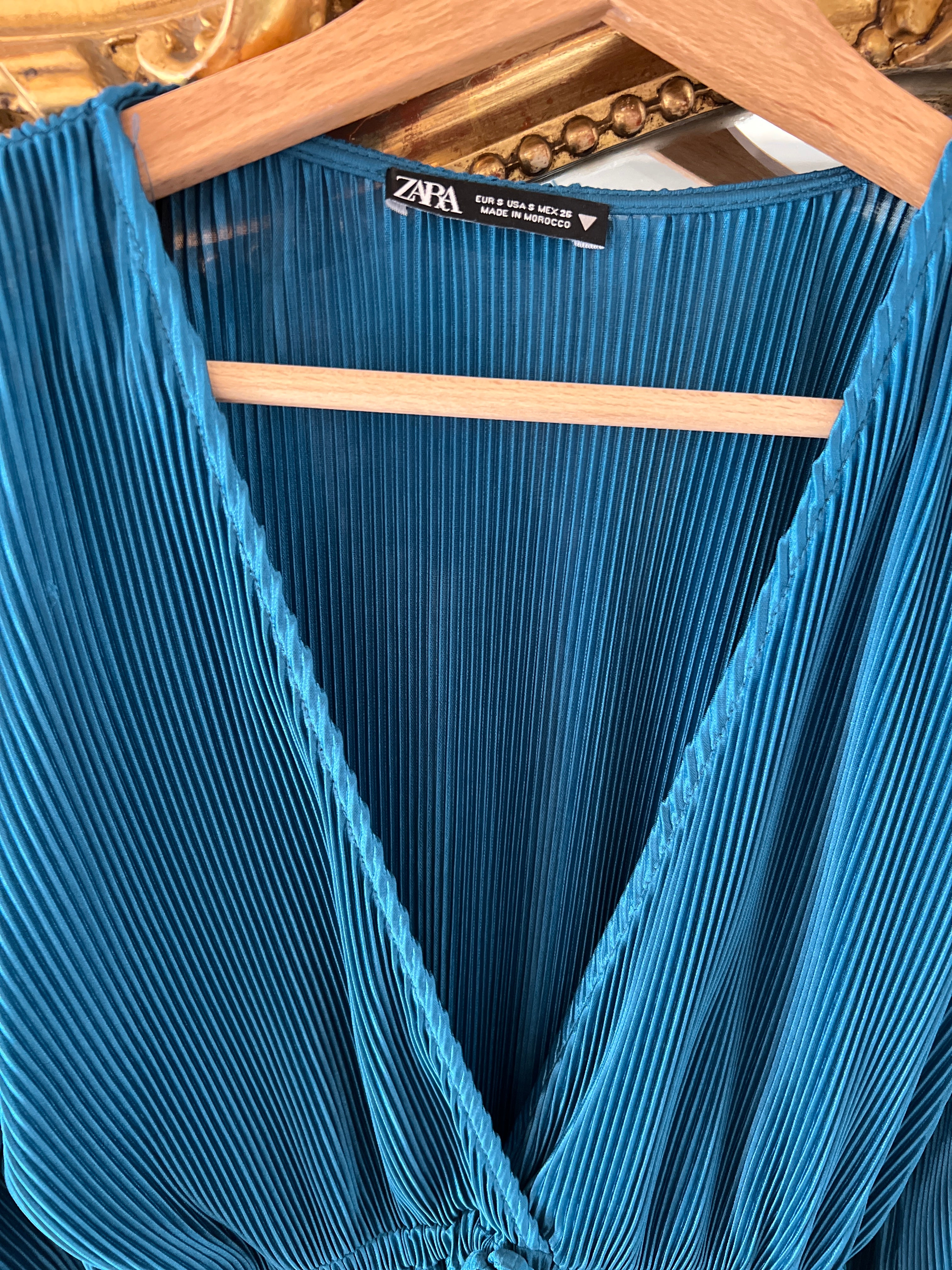 Marine Lorphelin Robe Zara bleu plissée