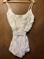 Charger l'image dans la galerie, Lucie Gabossi - Sabo Luxe Combishort blanche de soirée à papilles
