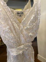 Charger l'image dans la galerie, Lucie Gabossi - Sabo Luxe Combishort blanche de soirée à papilles
