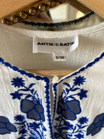 Charger l&#39;image dans la galerie, Robe Antik Batik blanche brodée
