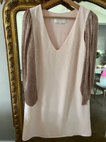Charger l'image dans la galerie, Maison Guillemette - Robe rose poudré manches irisés
