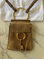 Charger l'image dans la galerie, Chloé - Mini sac à bandoulière en cuir doré Fayé
