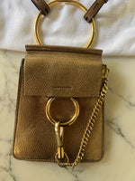 Charger l'image dans la galerie, Chloé - Mini sac à bandoulière en cuir doré Fayé

