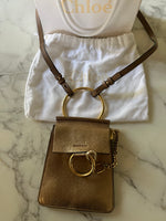 Charger l'image dans la galerie, Chloé - Mini sac à bandoulière en cuir doré Fayé
