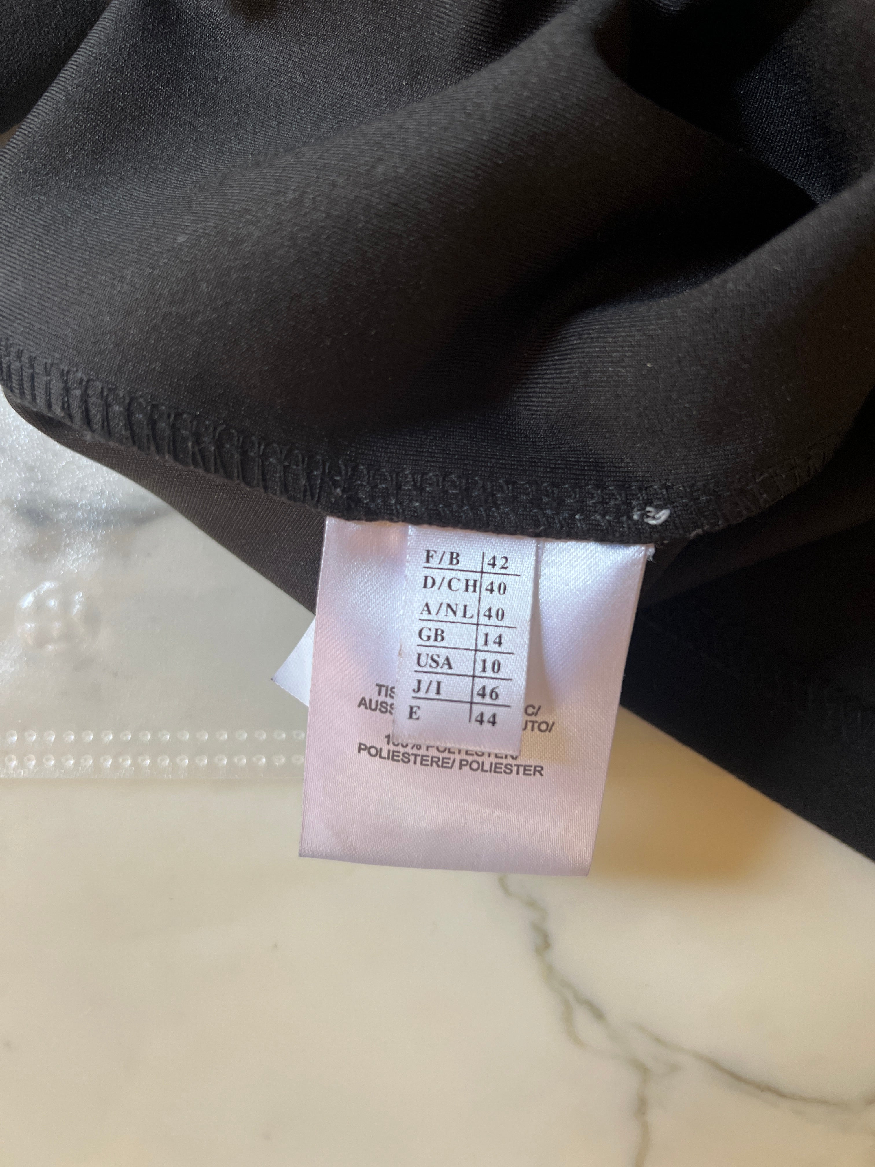 Weill - Top noir épaules dénudées à froufrous