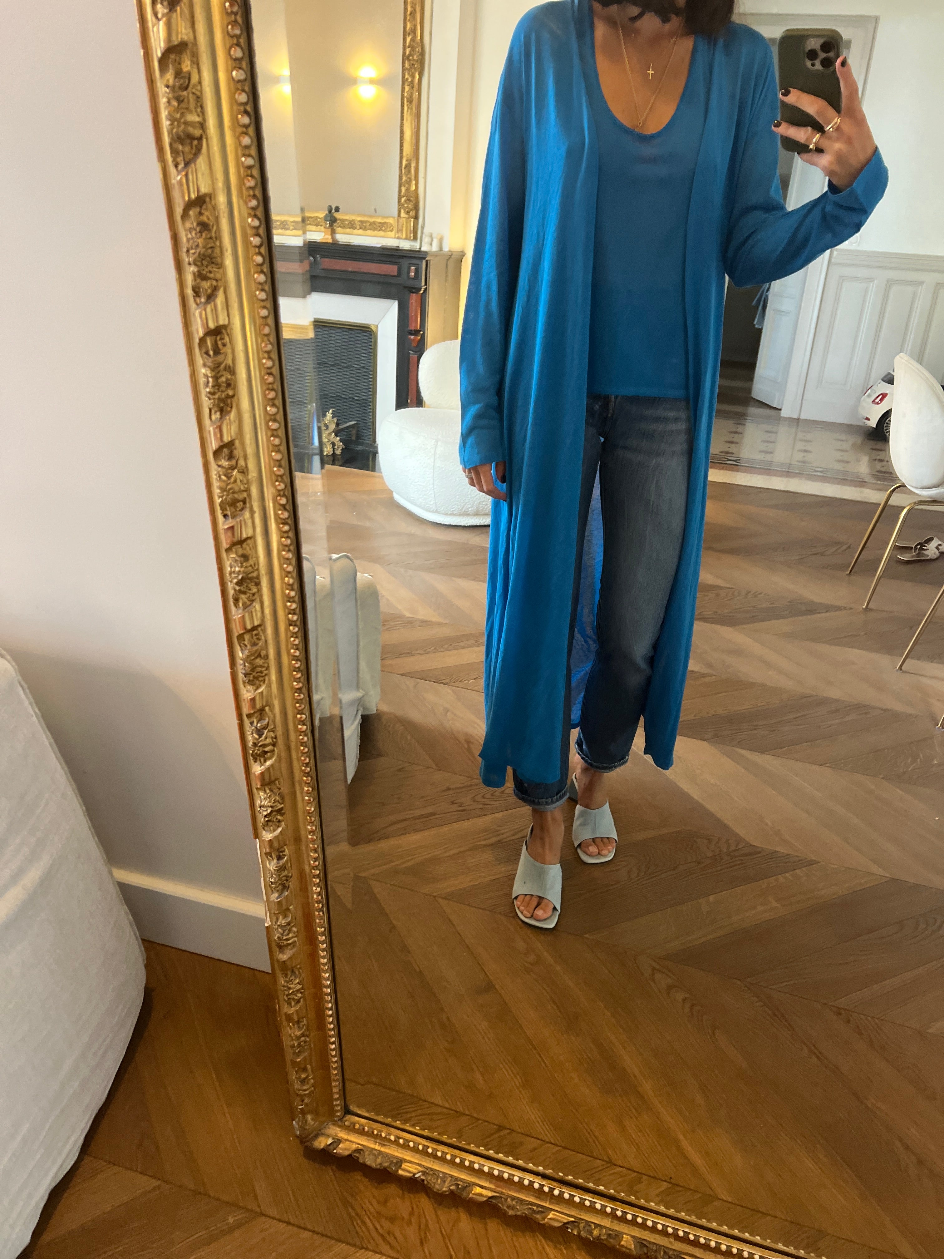 Malika Menard Gilet long et débardeur Zara bleu