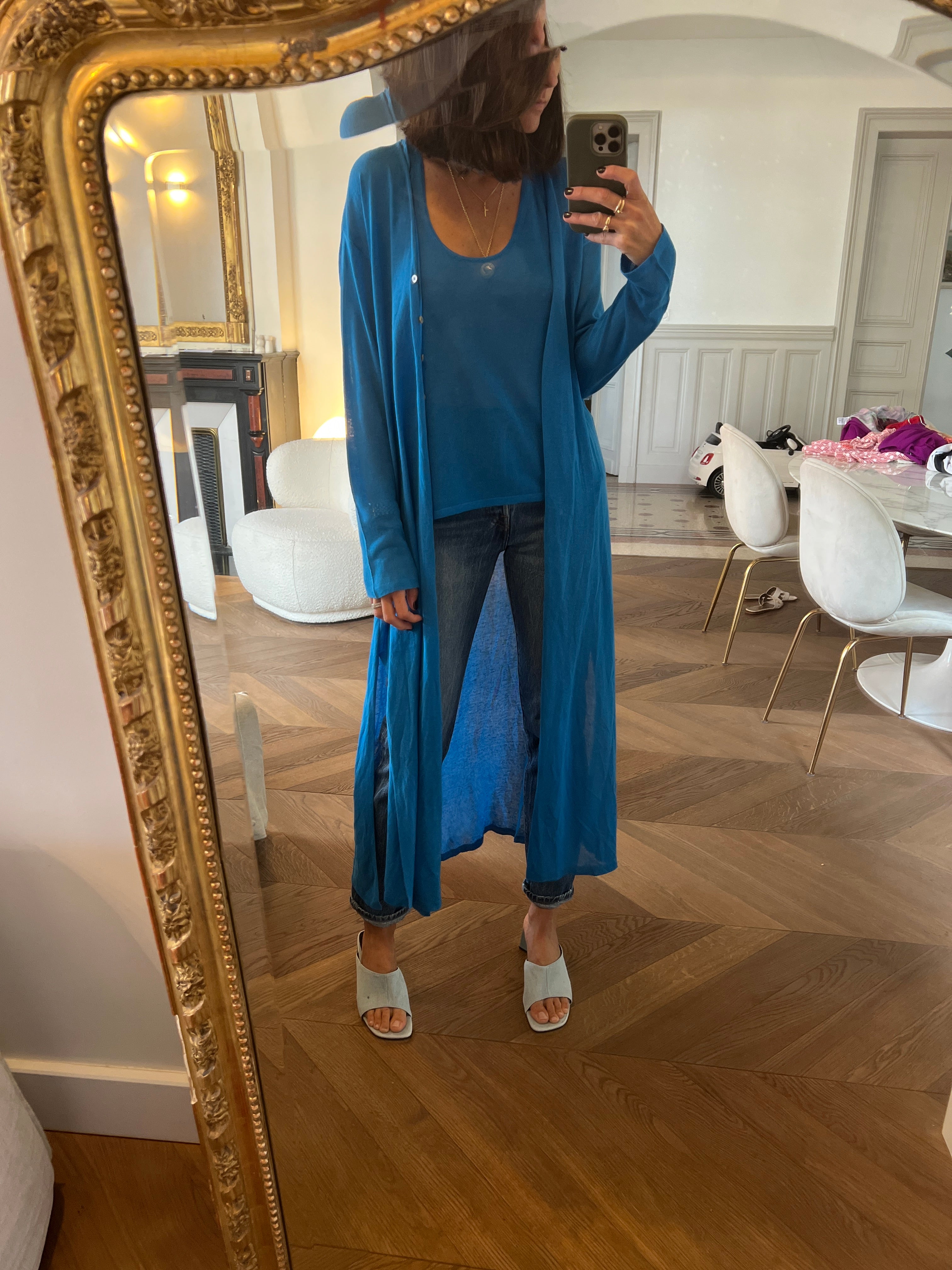 Malika Menard Gilet long et débardeur Zara bleu