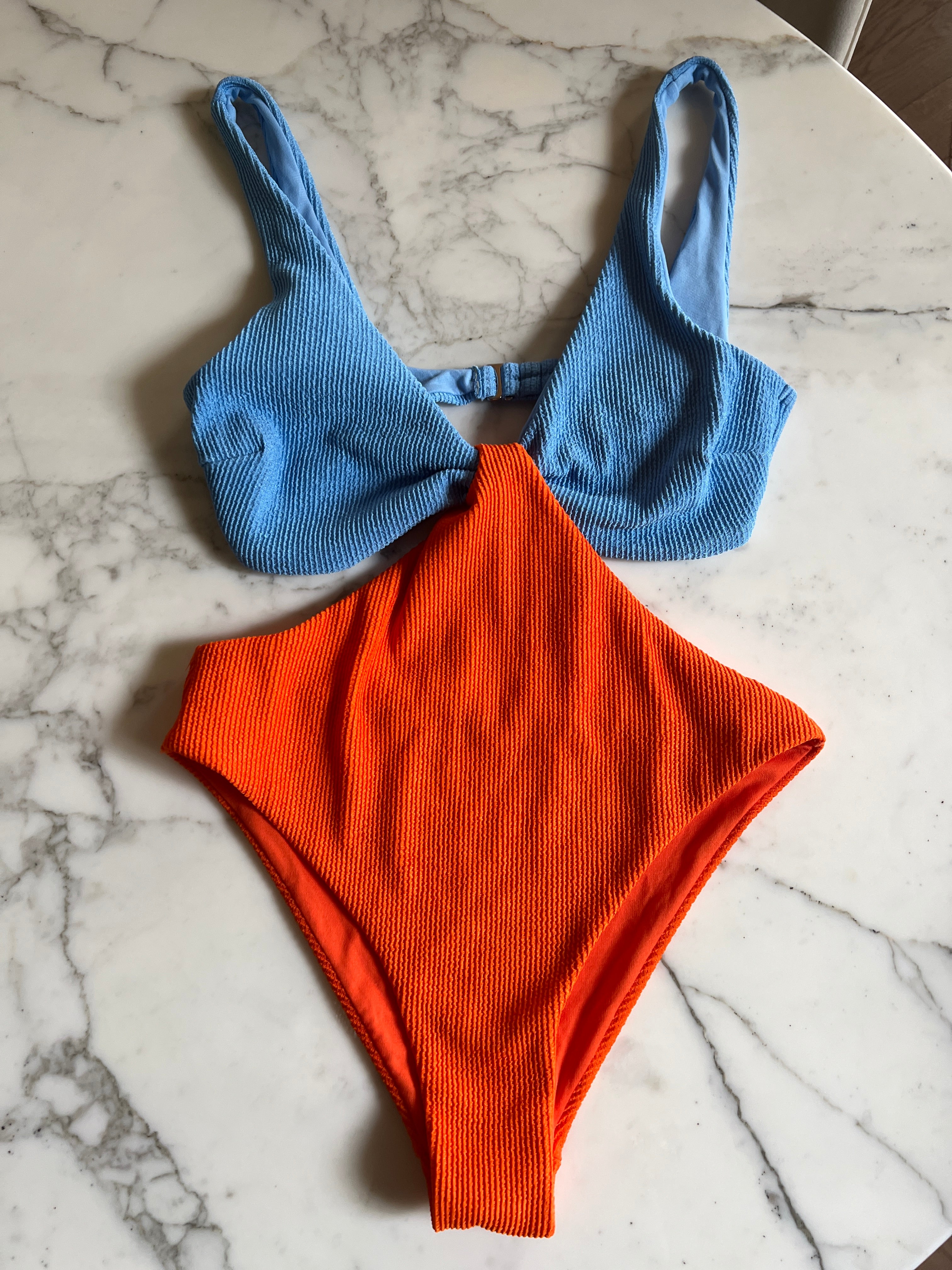 Malika Menard Maillot de bain une pièce bleu et orange Vero Moda