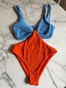 Malika Menard Maillot de bain une pièce bleu et orange Vero Moda